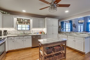 Fridge, microwave, stovetop, dishwasher - Waterfront Lay Lake Retreat w/ Dock & 3 Piers! (Shelby)