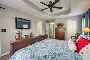 5 bedrooms, desk, iron/ironing board, travel cot - Waterfront Lay Lake Retreat w/ Dock & 3 Piers! (Shelby)