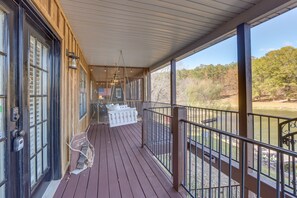 Property grounds - Waterfront Lay Lake Retreat w/ Dock & 3 Piers! (Shelby)