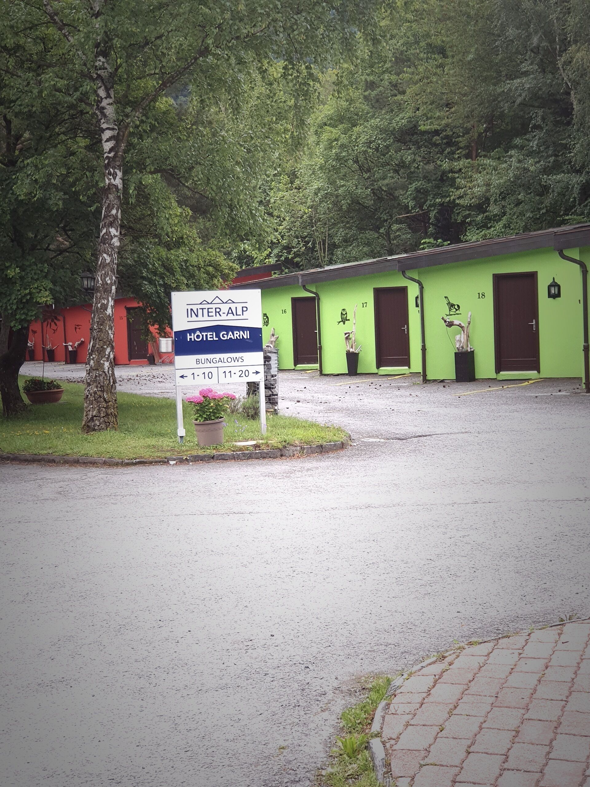 Señal para el Hotel Garni Inter-Alp con los números de bungalow del 11 al 20.