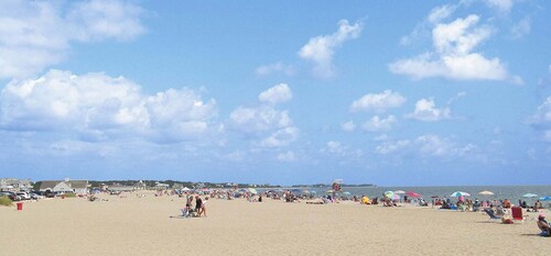 Walk To Beaches, Main Street, and Harbor. 2BR Cottage. Quiet Area. Captain Gosnold Village M6