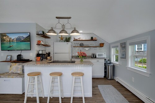 Walk To Beaches, Main Street, and Harbor. 2BR Cottage. Quiet Area. Captain Gosnold Village M6