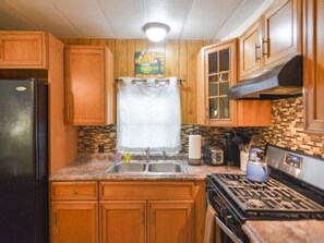 Geladeira, micro-ondas, cooktop, talheres/pratos/utensílios de cozinha