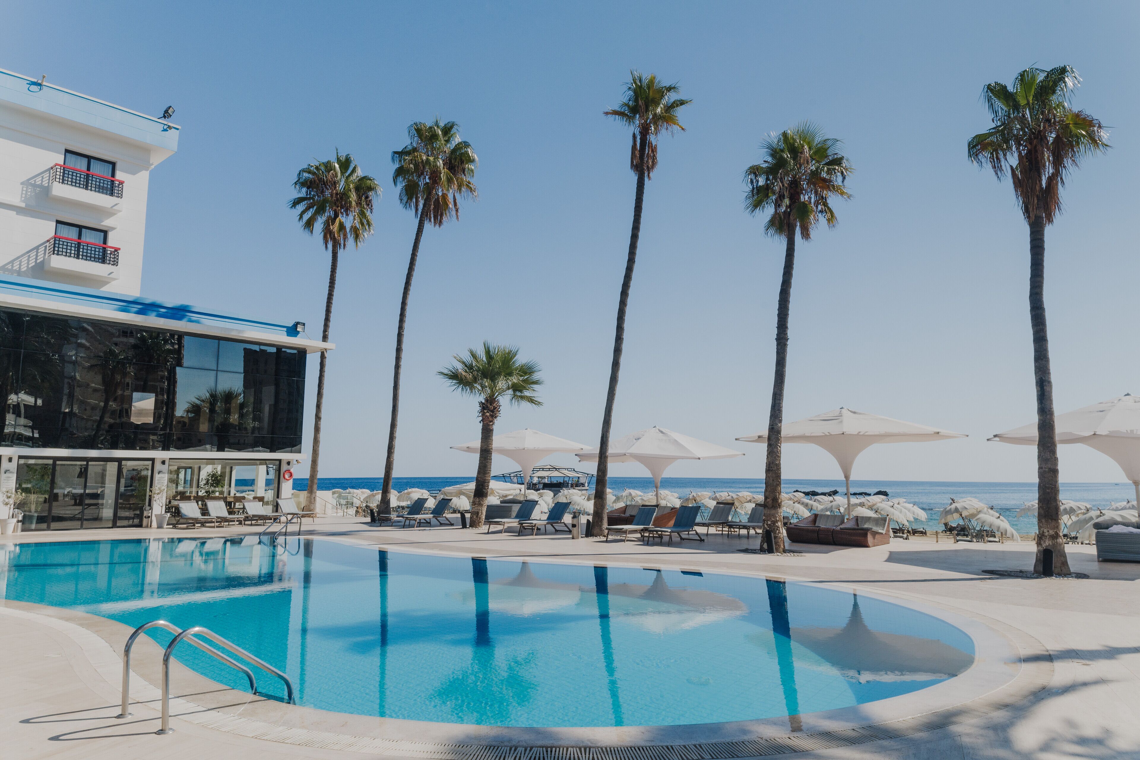 Kapalı yüzme havuzu, açık yüzme havuzu, havuz şemsiyeleri 