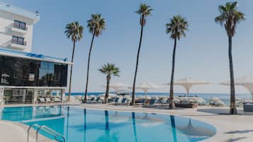 Kapalı yüzme havuzu, açık yüzme havuzu, havuz şemsiyeleri