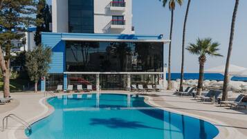 Kapalı yüzme havuzu, açık yüzme havuzu, havuz şemsiyeleri