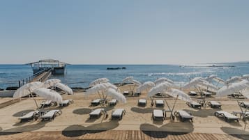 Özel plaj, beyaz kum, ücretsiz plaj kabini, şezlong