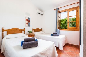 3 soverom, safe på rommet, strykejern/-brett og reiseseng for barn