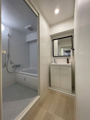 Comfort Condo, 1 Bedroom (704) | Bathroom | Combined shower/bathtub, deep-soaking bathtub, free toiletries