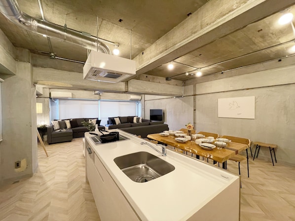 1 habitación, decoración personalizada y escritorio 