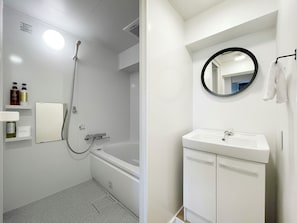 Comfort-lejlighed - 1 soveværelse (604) | Badeværelse | Kombination af bruser/badekar, dybe badekar, gratis toiletartikler