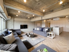 1 habitación, decoración personalizada y escritorio 