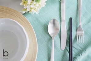 コンドミニアム 2 ベッドルーム (503) | 専用キッチン | 冷蔵庫、電子レンジ、コンロ、トースター