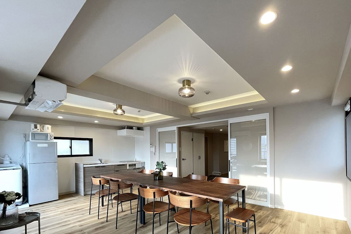 Una cocina moderna con comedor, mesa y sillas de madera.