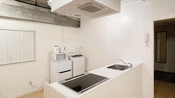 Apartamento Confort, 1 habitación (5F) | Cocina privada | Frigorífico, microondas, placa de cocina y tostadora