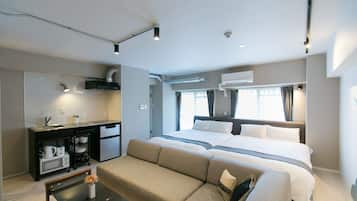 Individuell dekoriert, individuell eingerichtet, Schreibtisch