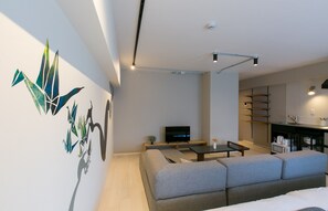 Studiosuite – design (301) | Individuelt dekorert, individuelt innredet og skrivebord