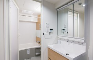 Combined shower/bathtub, deep-soaking bathtub, free toiletries - Origamiinn (Hiroshima)
