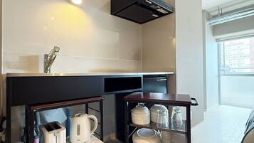 Deluxe Studio Suite, Kitchenette (401) | Private kitchenette | Fridge, microwave, stovetop, electric kettle