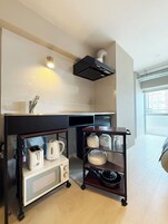 Deluxe-Studiosuite, Kochnische (401) | Eigene Kochnische | Kühlschrank, Mikrowelle, Herdplatte, Wasserkocher