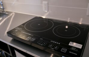 Kjøleskap, mikrobølgeovn, kokeplater og vannkoker