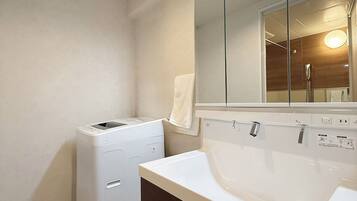 Studio Desain (303) | Kamar mandi | Kombinasi shower/bathtub, bathtub besar, dan perlengkapan mandi gratis