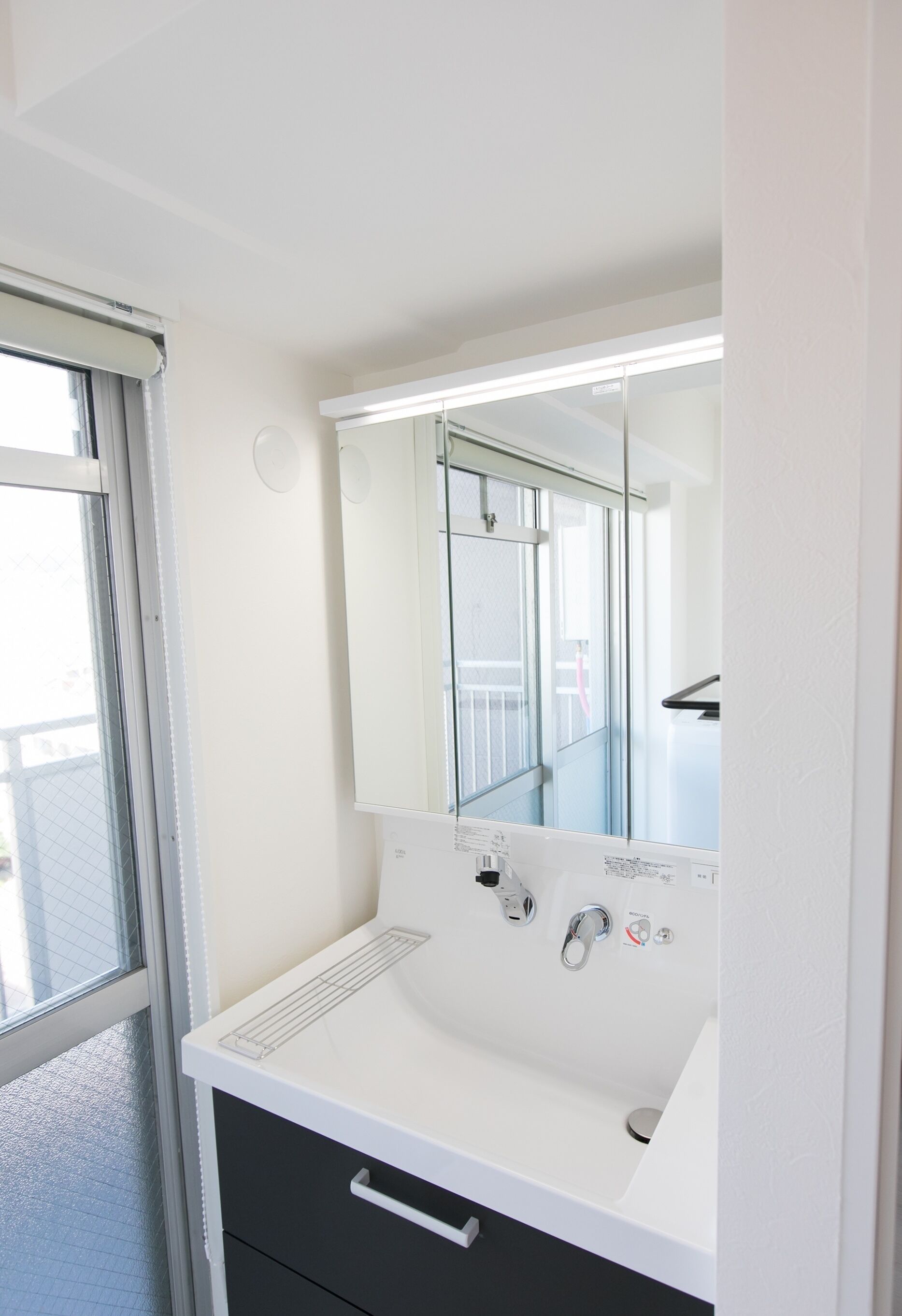 Combined shower/bathtub, deep-soaking bathtub, free toiletries