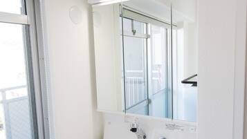 Combined shower/bathtub, deep-soaking bathtub, free toiletries