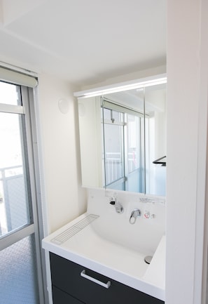 Combined shower/tub, deep soaking tub, free toiletries, hair dryer - Origamiinn (Hiroshima)