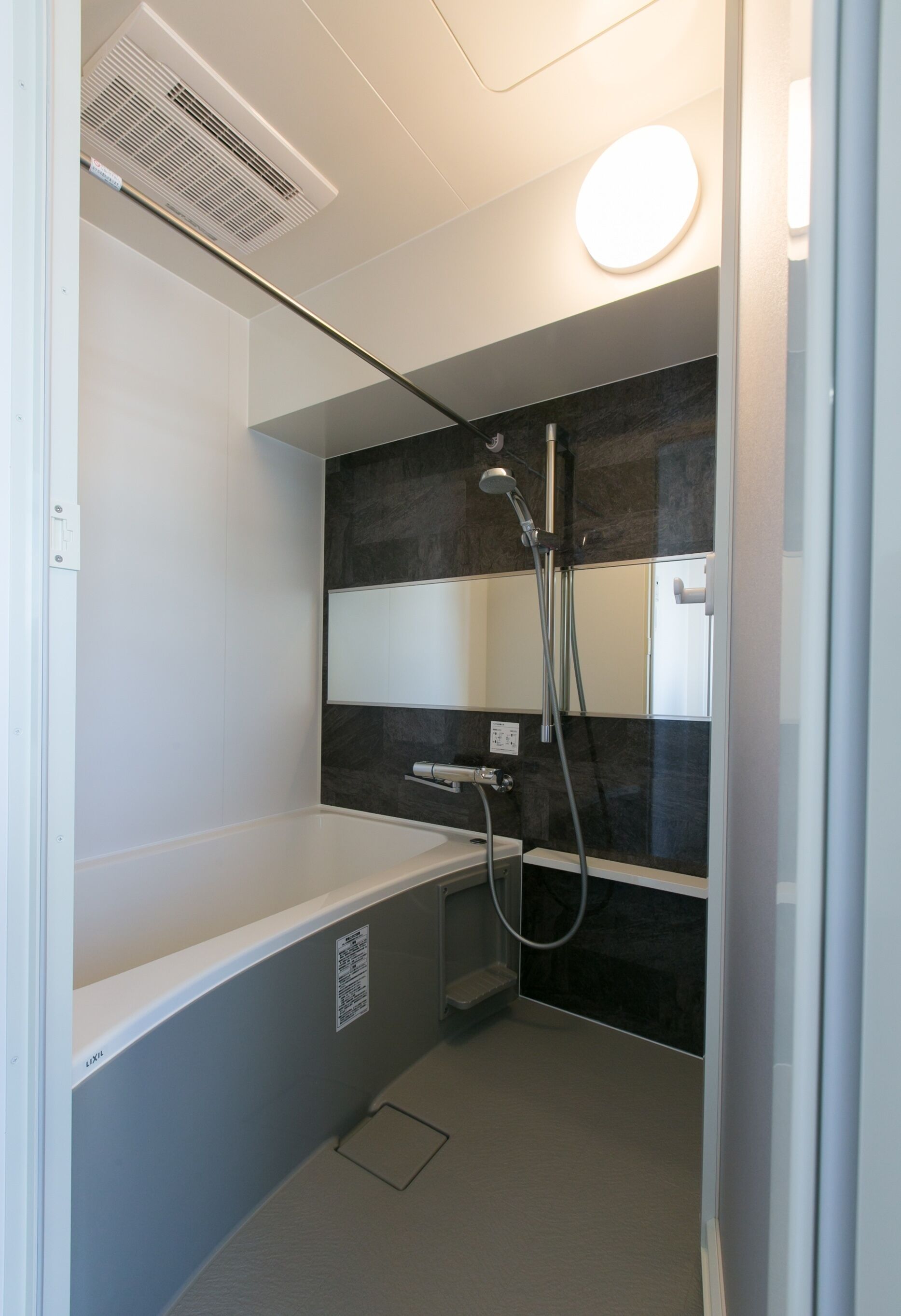 Combined shower/bathtub, deep-soaking bathtub, free toiletries