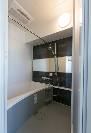 Een bad/douchecombinatie, een diep bad, gratis toiletartikelen
