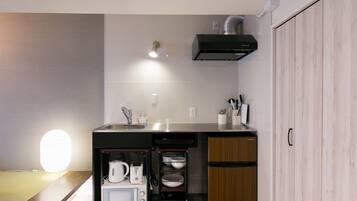 Estudio de diseñador (303) | Cocineta privada | Refrigerador, microondas, parrilla de estufa y tetera eléctrica