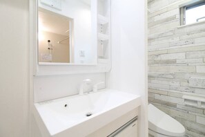 Badkar/dusch, djupt badkar, gratis toalettartiklar och hårtork