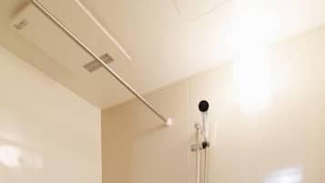 Combined shower/tub, deep soaking tub, free toiletries, hair dryer