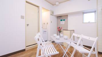 Condo, 1 Bedroom (302) | In-room dining