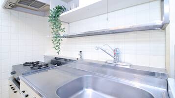 Condo, 1 Bedroom (302) | Private kitchen | Fridge, microwave, stovetop, toaster