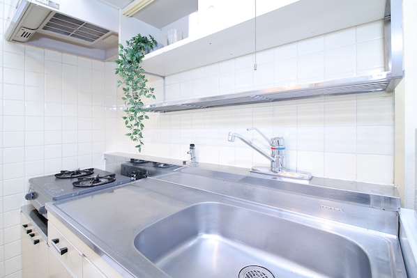 Condo, 1 habitación (302) | Cocina privada | Refrigerador, microondas, parrilla de estufa y tostadora 