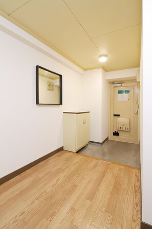 Interior entrance - Dai3Kuboi Building 404 (Hiroshima)