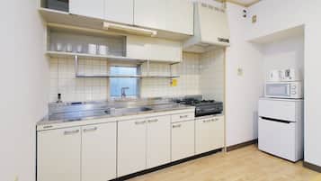 Condo urbano, 3 quartos (404) | Cozinha privada | Geladeira grande, micro-ondas, cooktop, panela elétrica de arroz