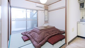 城市公寓式客房, 3 间卧室 (404) | 起居区 | 43-英寸智能电视（配备数码频道）