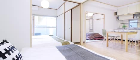 シティ コンドミニアム 3 ベッドルーム (404) | リビング エリア | 43 インチのスマートテレビ (デジタル放送視聴可)