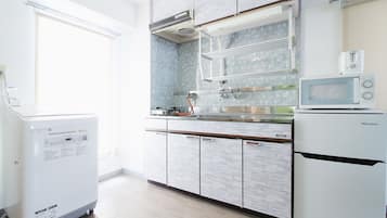 Condo, 1 Bedroom (402) | Private kitchen | Fridge, microwave, stovetop, toaster