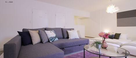 Comfort Studio Suite, 1 Bedroom (102) | Living area | TV