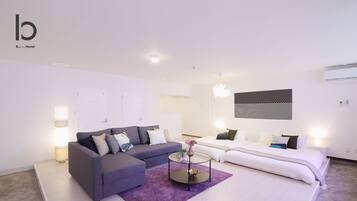 Comfort Studio Suite, 1 Bedroom (102) | Living room | TV