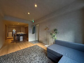 Premium Condo, 3 Bedrooms, Kitchen (401) | Living area