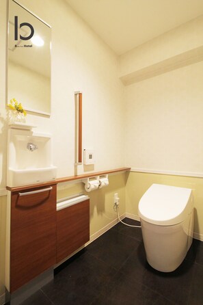 Condo, 2 Bedrooms (101) | Bathroom | Combined shower/bathtub, deep-soaking bathtub, free toiletries - La-Shante (Hiroshima)
