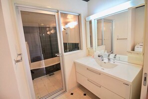 Apartment, 2 Schlafzimmer (301) | Badezimmer | Duschwanne, Komfortbadewanne, kostenlose Toilettenartikel, Haartrockner
