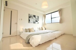 Individually decorated, individually furnished, desk, laptop workspace - LUXES Hijiyama (Hiroshima)