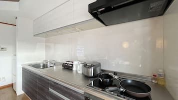 Condo Deluxe, 3 habitaciones (501) | Cocina privada | Refrigerador, microondas, parrilla de estufa y tostadora