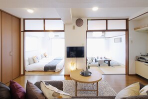 각각 다른 스타일의 인테리어, 각각 다르게 가구 비치, 책상, 노트북 작업 공간